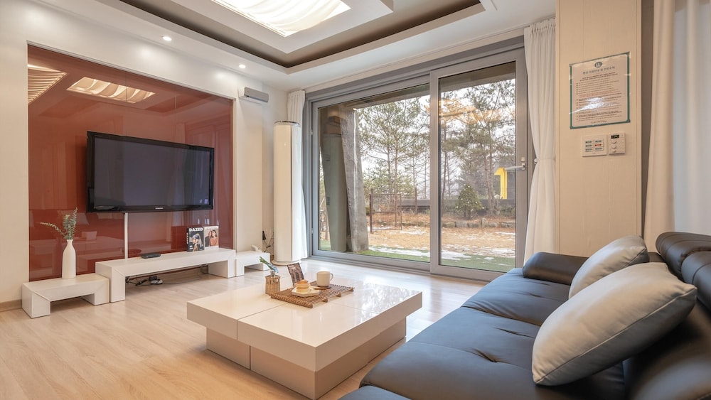 Basic Room, 1 Bedroom (Purple A) - Photo 9