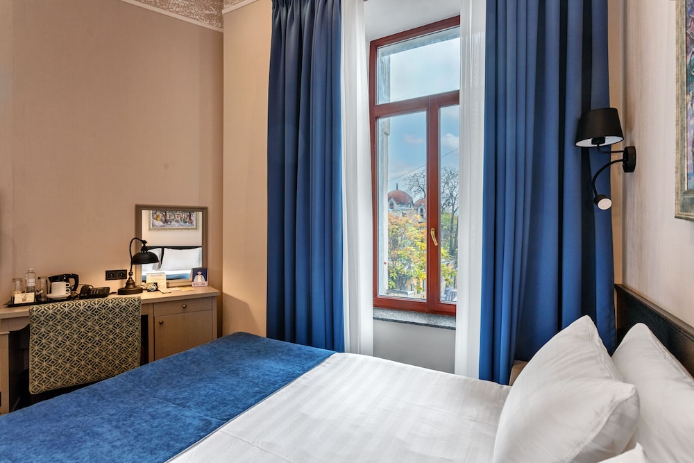 Standard Neoclassic single room