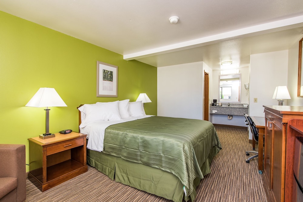 Basic Room, 1 Queen Bed photo 1