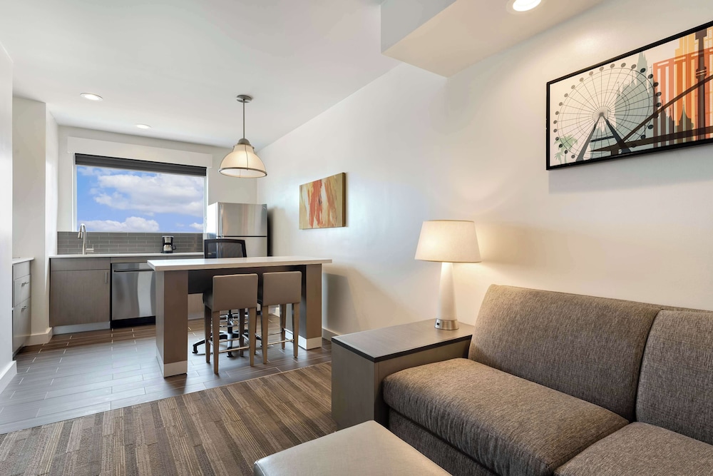 Suite, Accessible, Bathtub (2 Queenbed & 1 Sofabed)