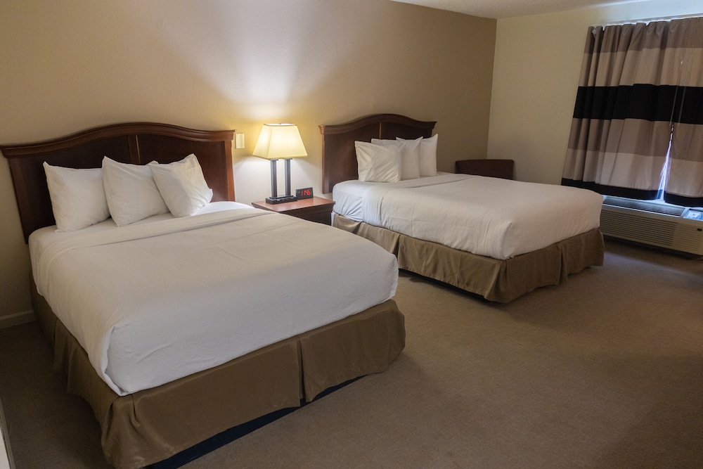 Standard Double Queen Room  - Non-Smoking - Photo 6