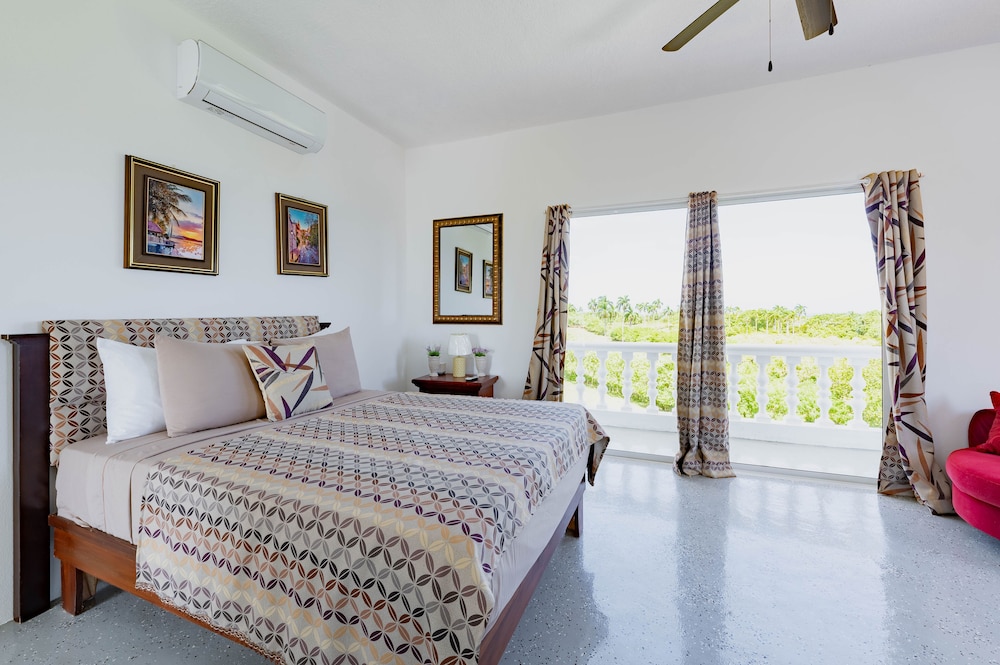 God Father #2 Single Room, 1 Queen Bed, Non Smoking, Ocean View