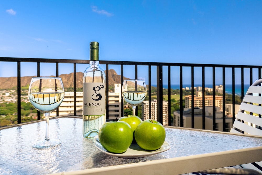 Diamond Head and Ocean views with King Bed and Parking: Apartment, 1 Bedroom, Balcony, Ocean View (0045) photo