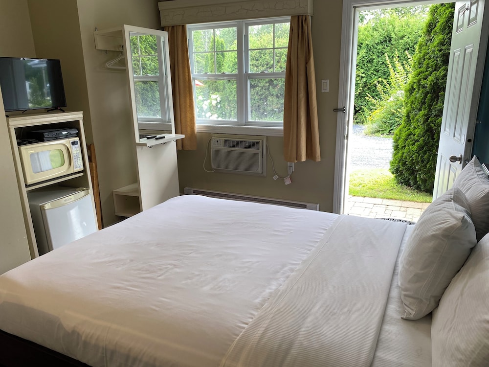 Economy Room, 1 Queen Bed photo 3