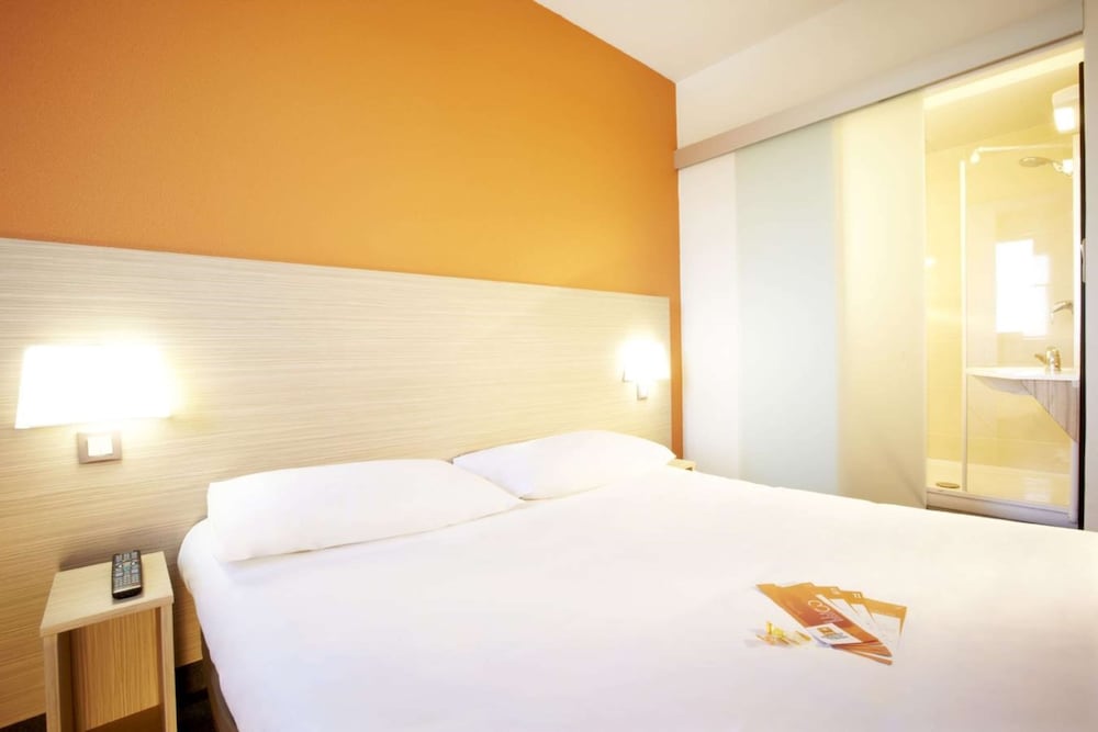 Standard Room, 3 Twin Beds photo 3