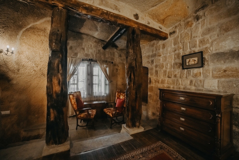 Honeymoon Cave Suite photo 3