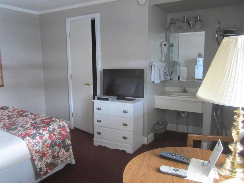 Deluxe Room, 1 Queen Bed photo 2