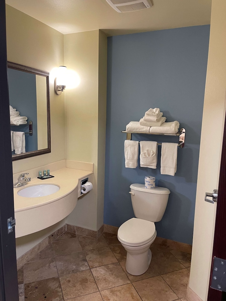 Suite, 1 King Bed, Non Smoking, Refrigerator & Microwave - Photo 2