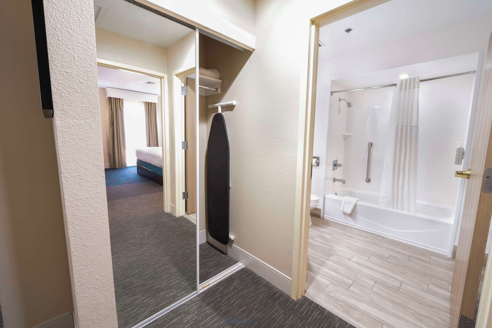 Suite, 1 King Bed, Non Smoking photo 3