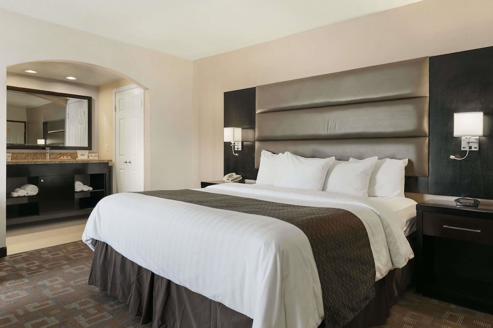 Suite, 1 King Bed, Non Smoking - Photo 1