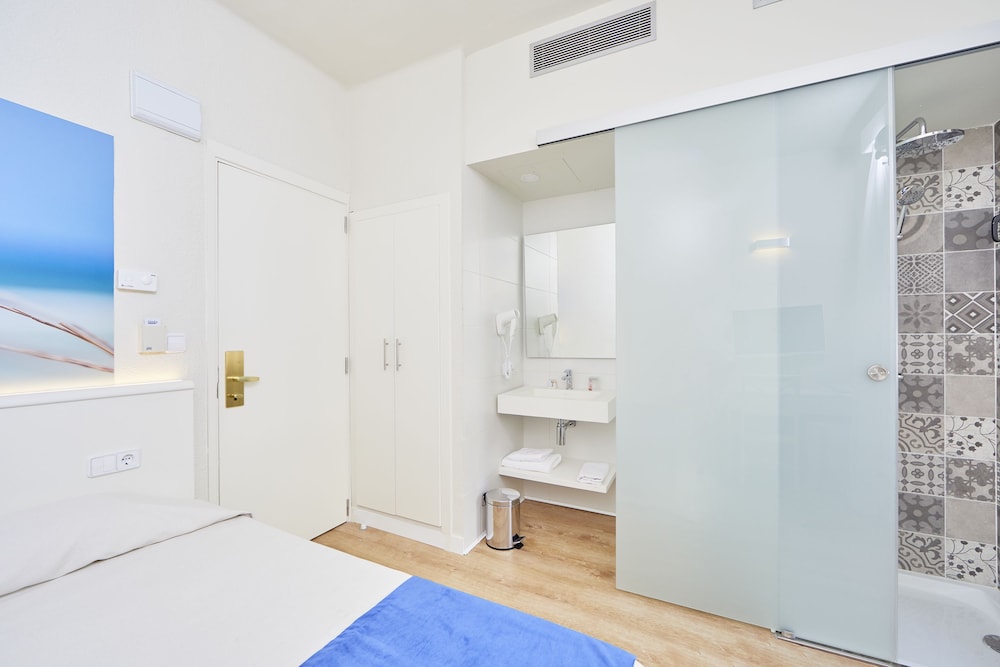 Basic Room, 1 Double Bed photo 3