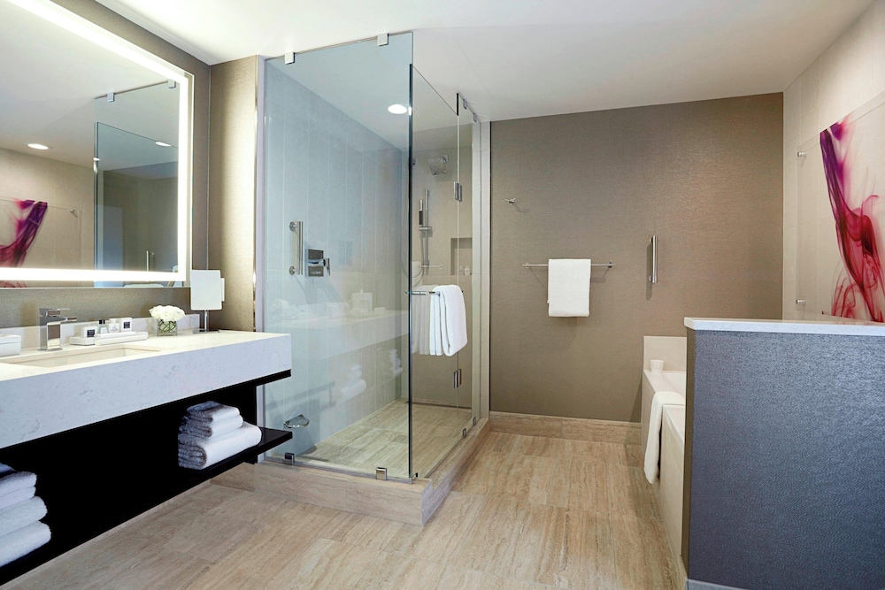Executive Suite, 1 Queen Bed with Sofa bed photo 2