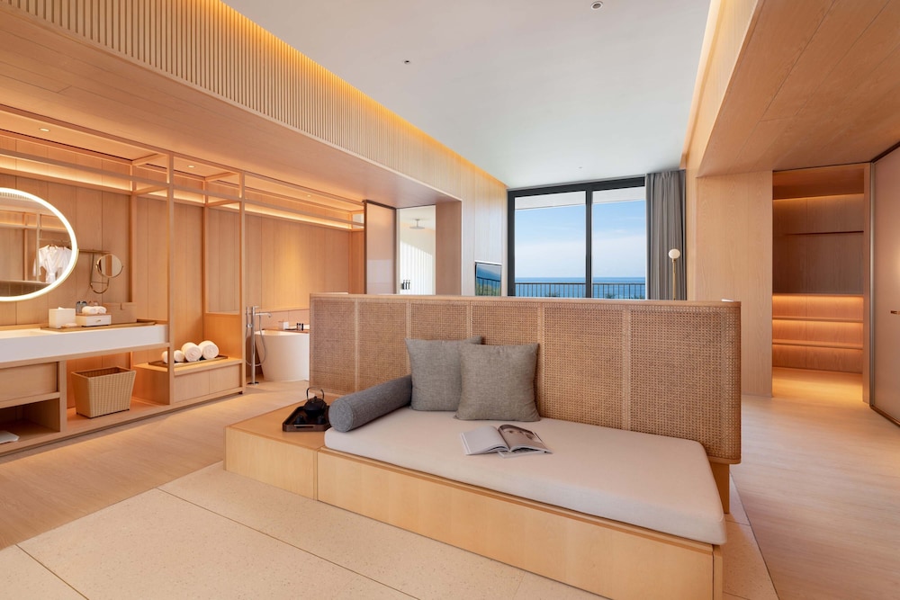 Premier Studio Suite, 1 Queen Bed, Balcony, Ocean View