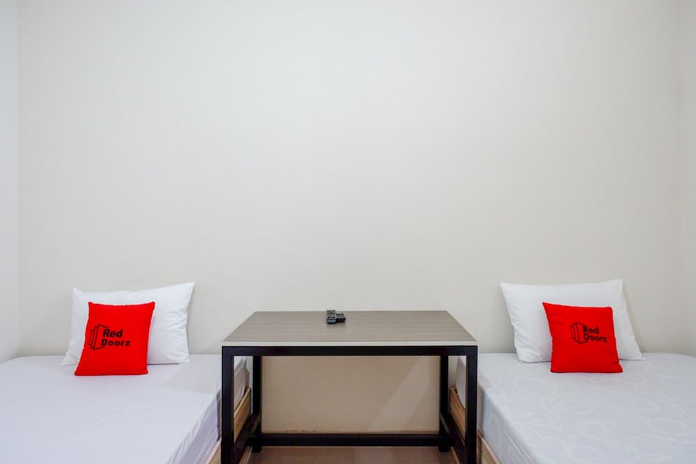 Twin Room (Reddoorz) - Photo 4