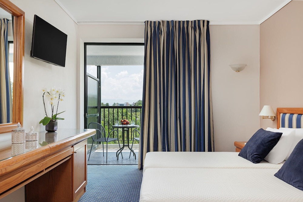 Superior Room, 3 Twin Beds, City View photo 2