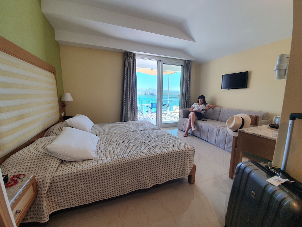 Triple Room, Partial Sea View