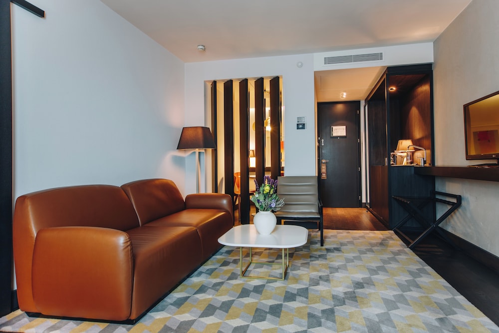 Suite, 2 Bedrooms - Photo 3