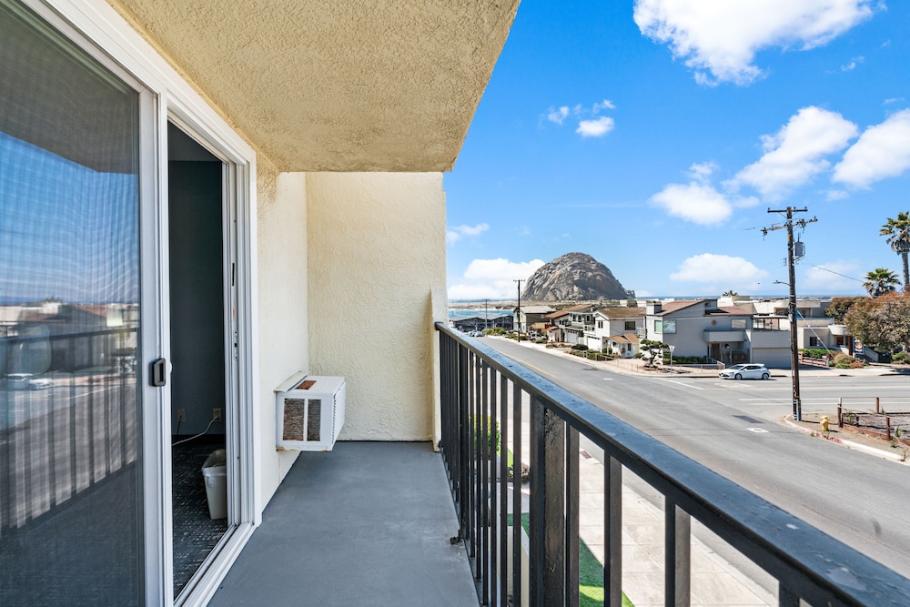 Deluxe Room, 1 King Bed, Balcony, Partial Ocean View - Photo 6
