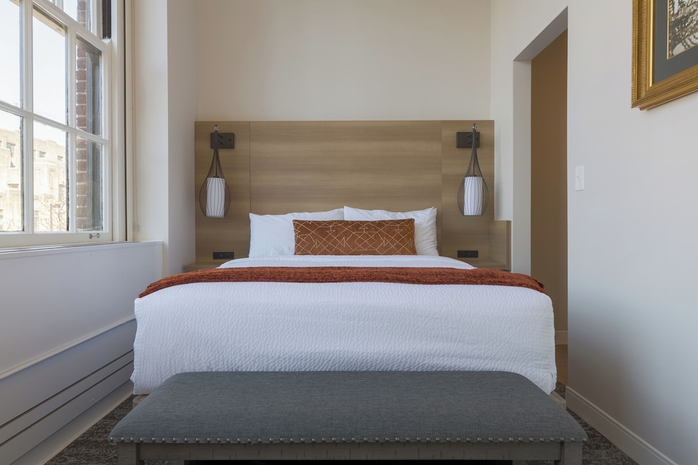 City Suite, 2 Bedrooms, Kitchen, City View (#M302) photo 1
