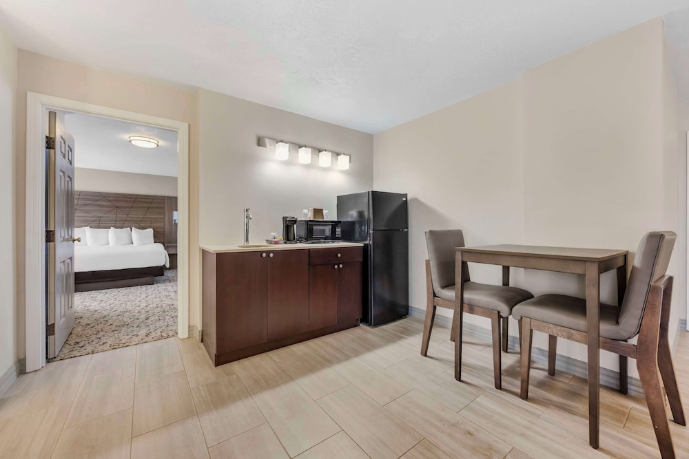 Suite, Multiple Beds, Non Smoking, Refrigerator & Microwave (Living Room;Larger Room) photo 1