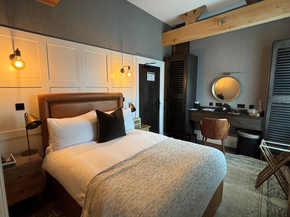Superior Double Room, 1 Double Bed, Ensuite, Garden View (Gold)
