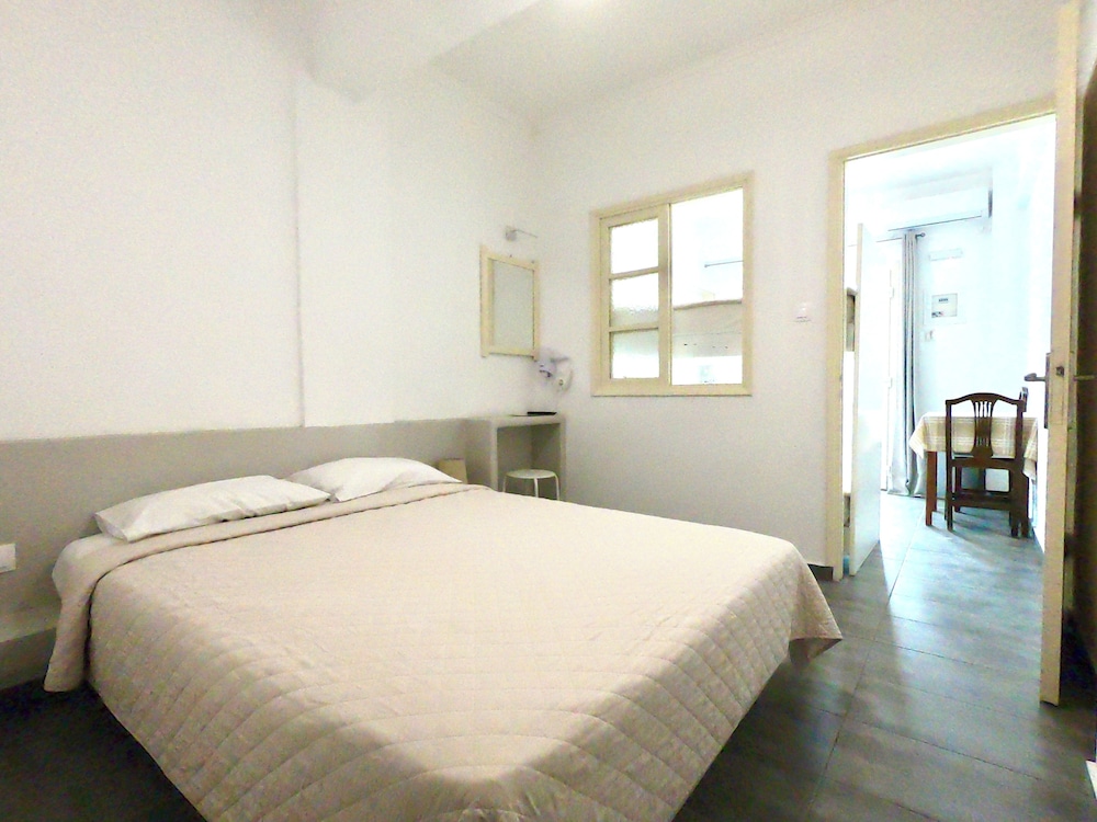 Economy Studio (4 people)