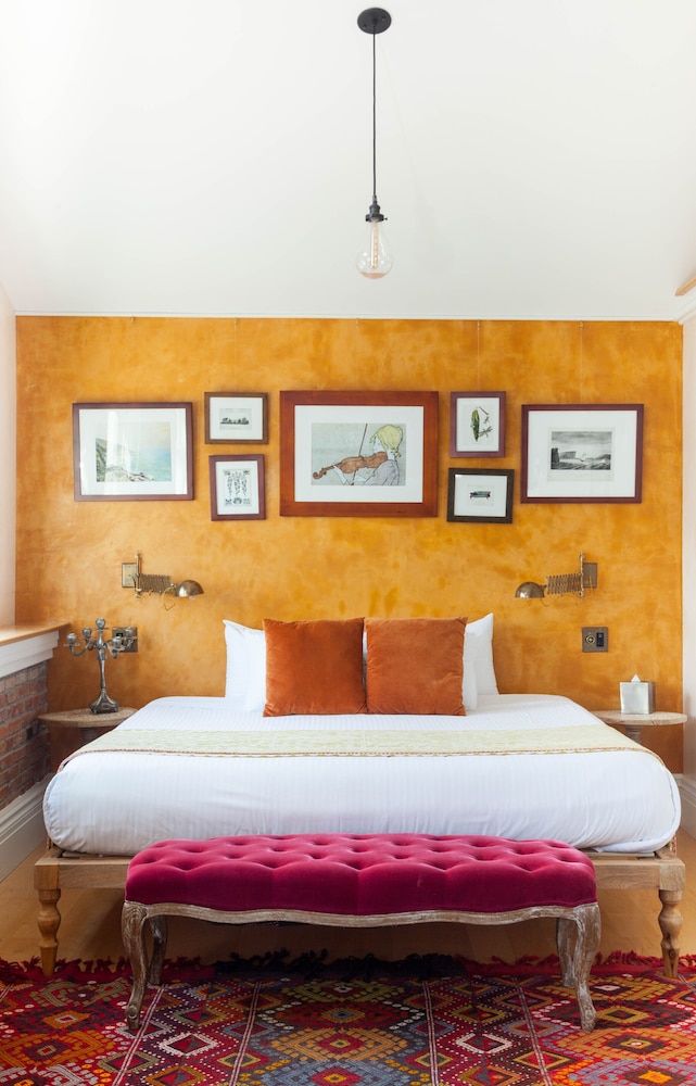 303 - Crown Suite