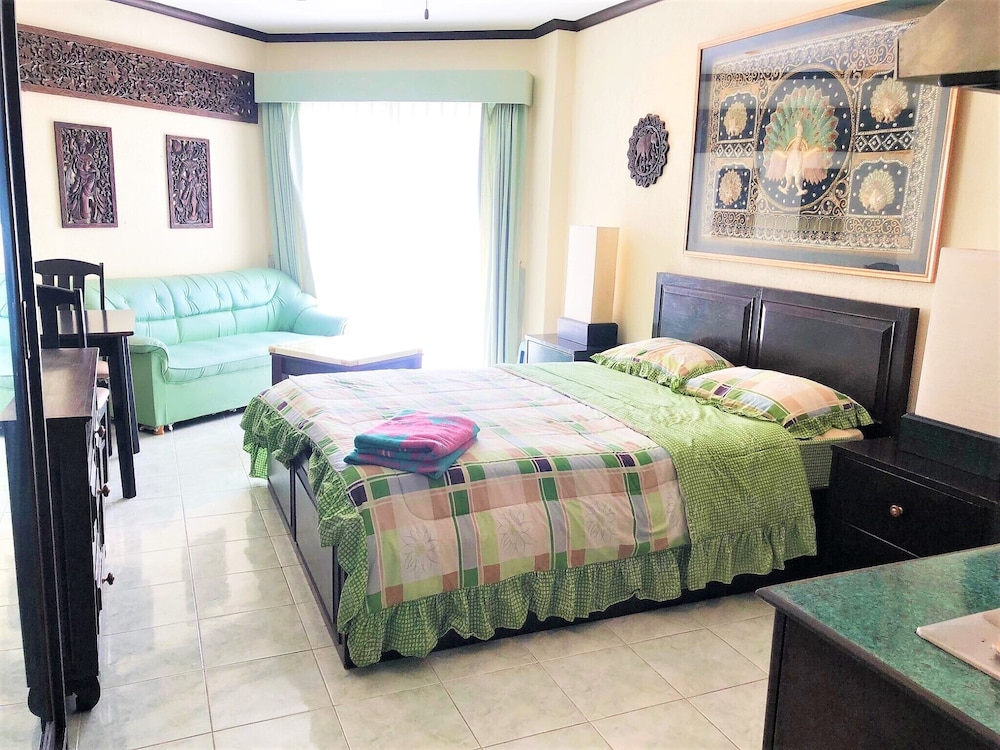 Condo, 1 Bedroom, Smoking, Balcony