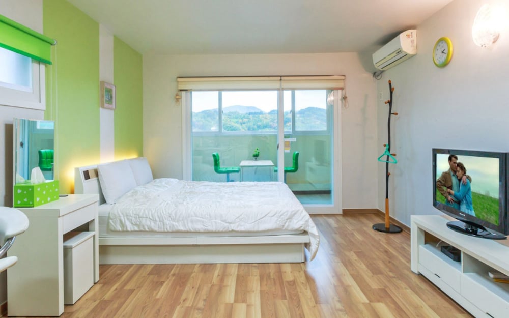 Room (Green Kiwi)