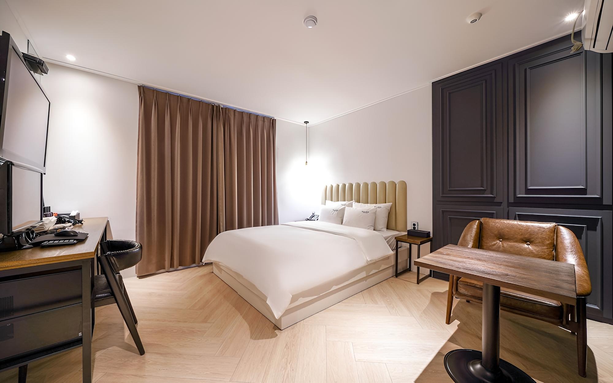 Room (Standard) - Photo 14