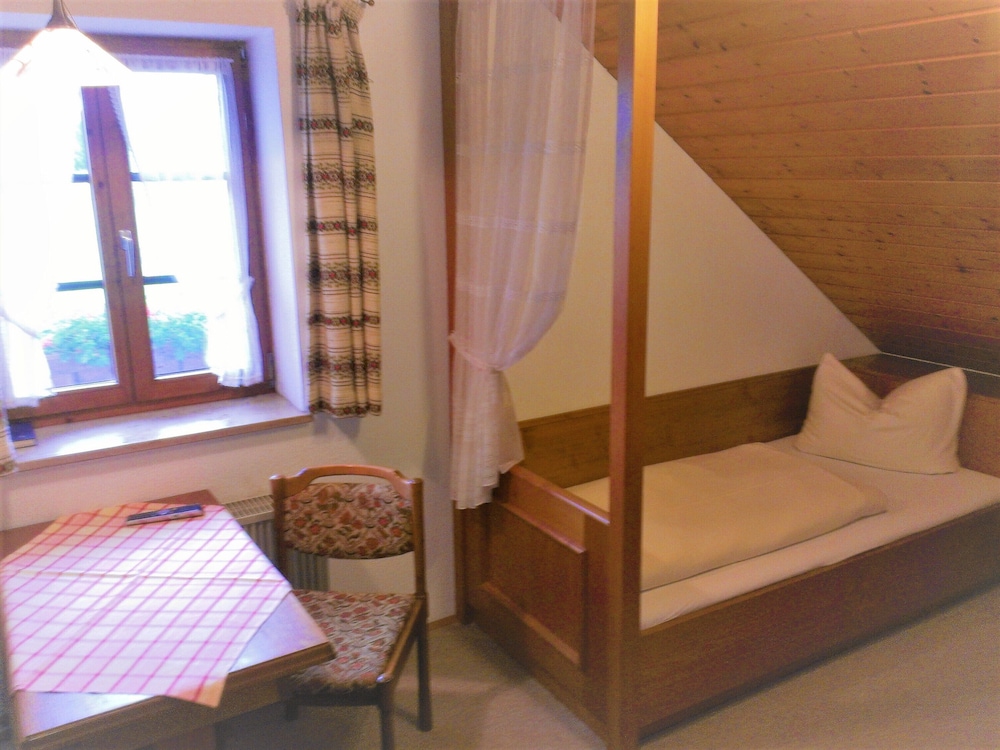 Economy Twin Room photo 3