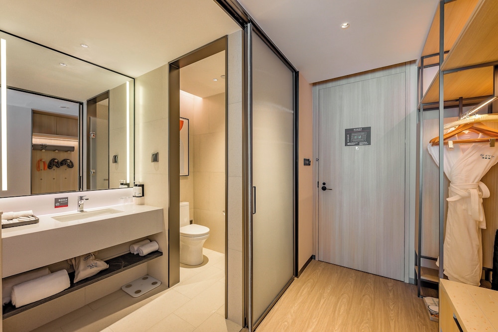 Standard Room, 1 King Bed (Smart Fitness Mirror)