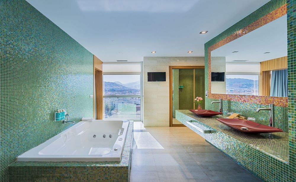 Panoramic Suite, Hot Tub (2 Adults + 4 Children) photo