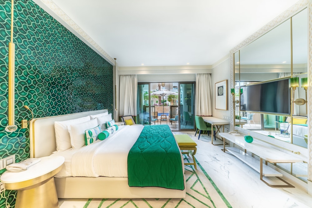Premium Room, 1 King Bed, Pool Access