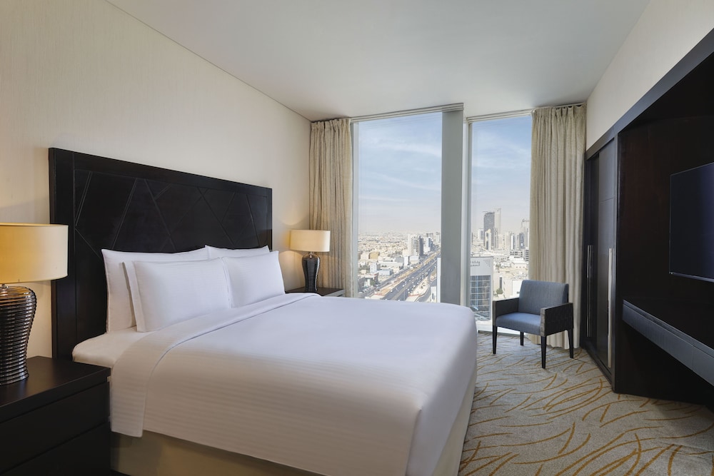Suite, 3 Bedrooms, City View - Photo 7