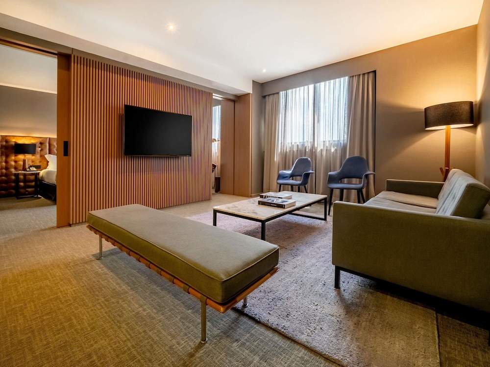 Executive Suite, 1 King Bed, Club Lounge Access thumbnail 5