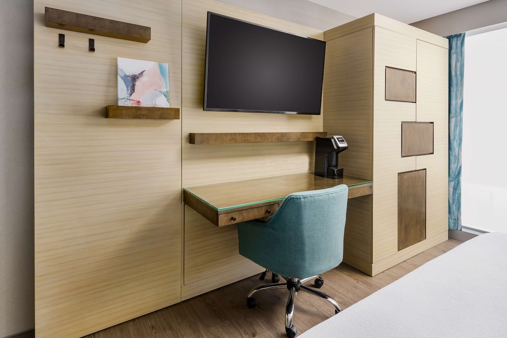 Standard Room, 1 King Bed, Accessible, Balcony (Hearing)