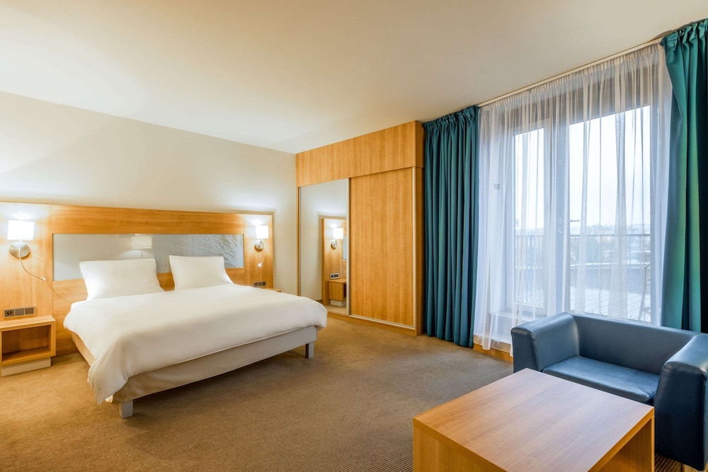 Room, 1 King Bed, Non Smoking (Efficiency Upgrade)