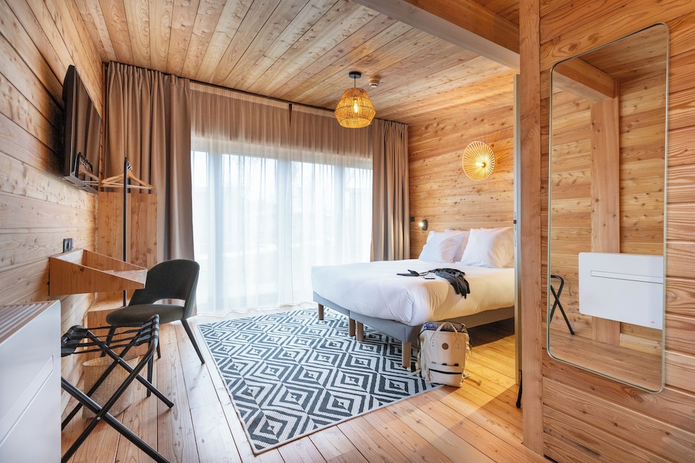 Garden Bedroom , 1 Queen Bed with Sofa bed photo 1