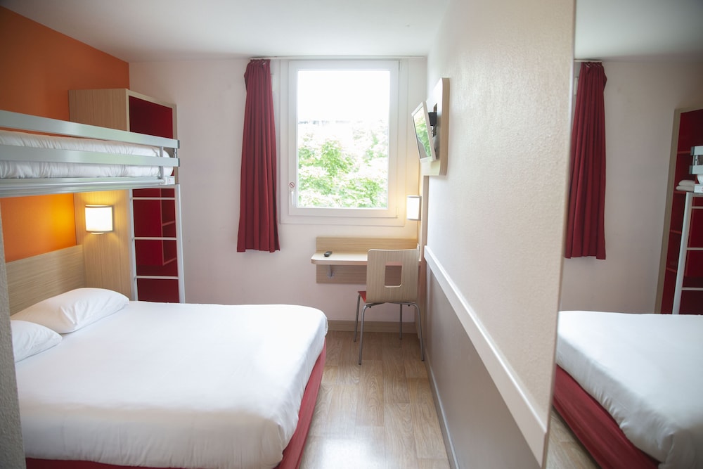 Standard Room, Multiple Beds (1 Double and 1 Single bed) photo 2