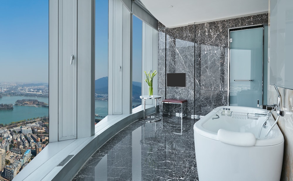 Suite, 1 Bedroom, Lake View - Photo 7