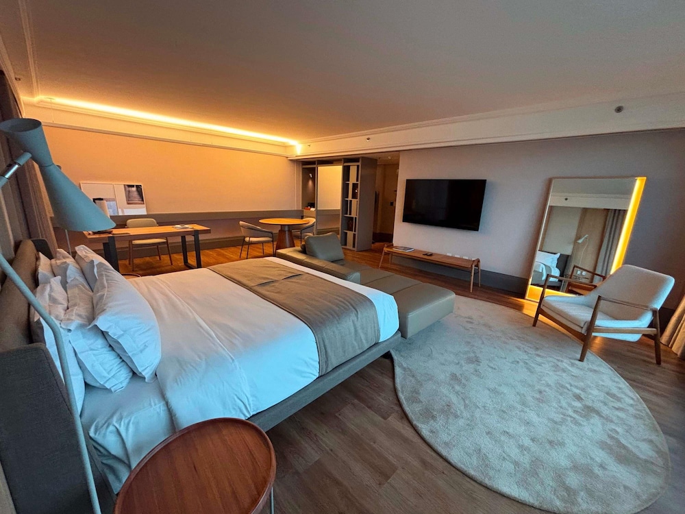 Superior Room, 1 King Bed thumbnail 6