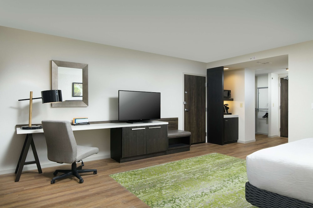Deluxe Room, 1 King Bed, Accessible, Bathtub - Photo 3
