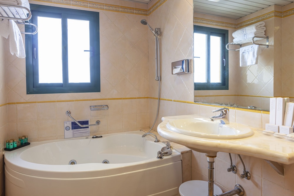 Deluxe Suite, Hot Tub - Photo 5