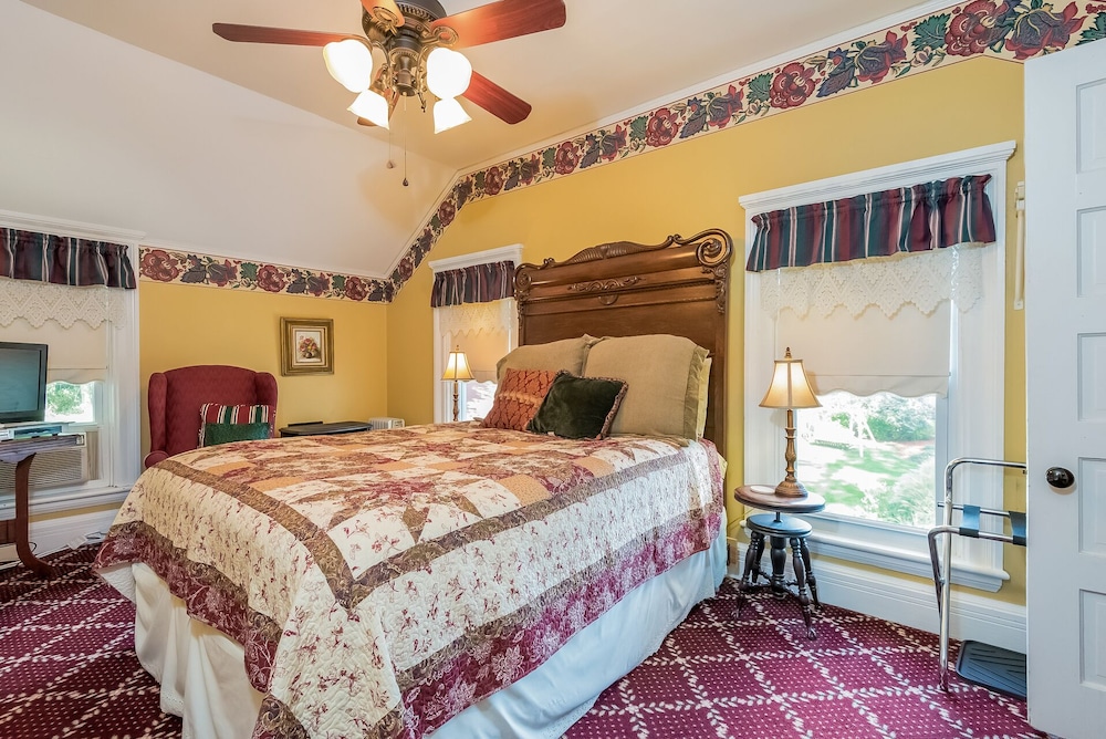 Junior Suite, 1 Queen Bed, Jetted Tub (Jonathan) photo 1
