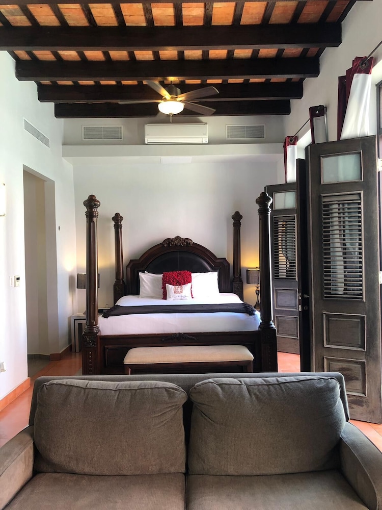 Deluxe Suite, 1 King Bed, Balcony - Photo 1