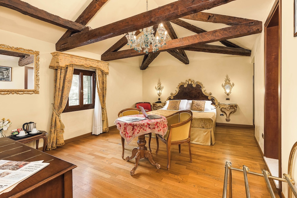 Deluxe Double Room, Canal View