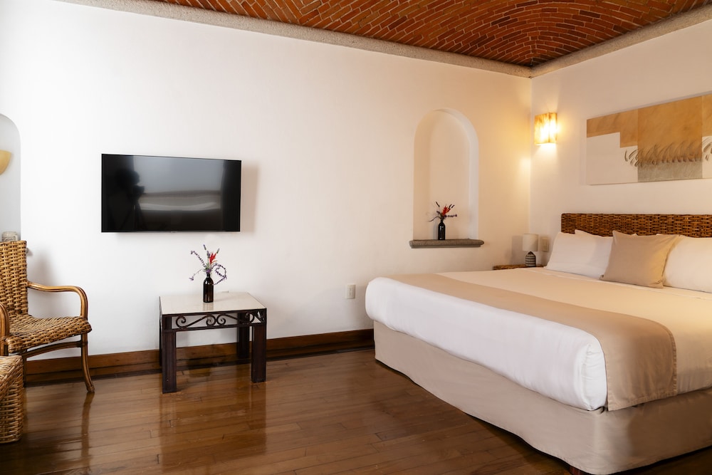 Romantic Suite with a Bathtub - Photo 16