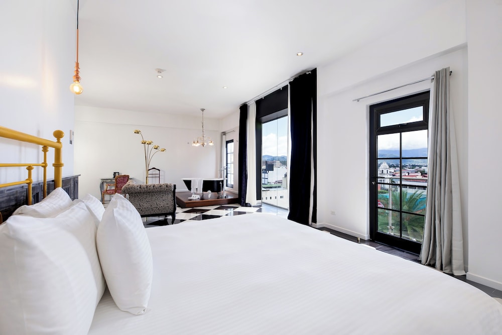 Design Room, 1 Queen Bed (La Dama Elegante)