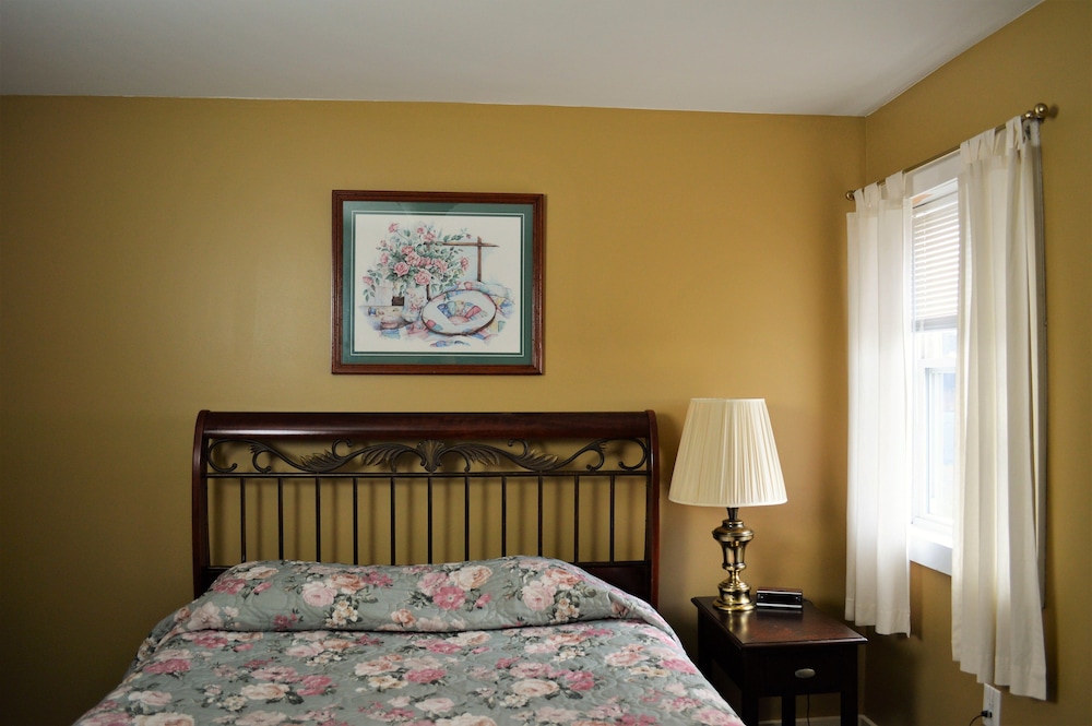 Queen Room photo 2